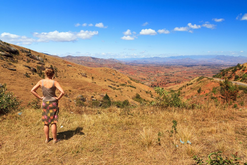 Reiziger kijkt uit over heuvels en vallei in Madagascar tijdens een groepsrondreis.