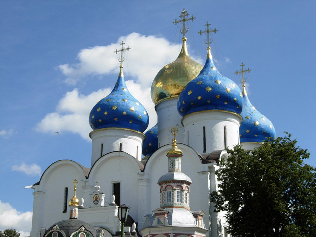 Russisch-orthodoxe kerk met blauwe en gouden uivormige koepels tijdens groepsrondreis Rusland.