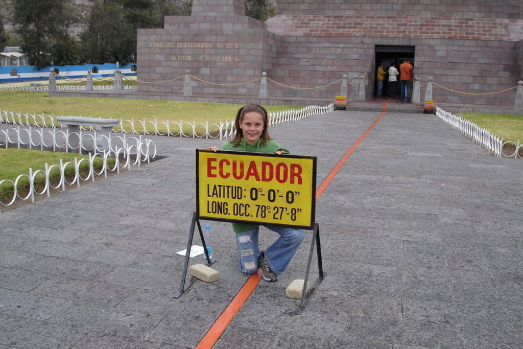 Kind bij de evenaarlijn in Ecuador, bij het Mitad del Mundo-monument.