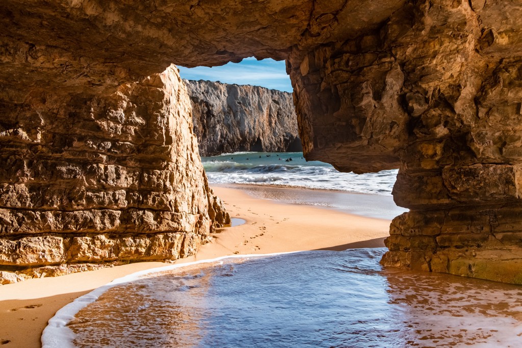Rotsgrot aan het strand van de Costa Vicentina in Portugal, met uitzicht op zee en kliffen in Alentejo en Algarve.