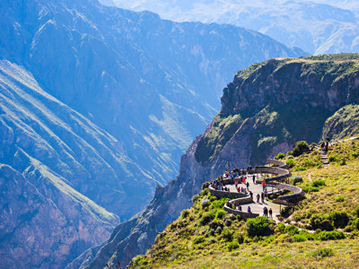 Uitzichtpunt bij Colca Canyon in Peru met bezoekers en berglandschap op de achtergrond.