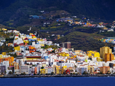 Kleurrijke kuststad Santa Cruz de La Palma met huizen tegen de heuvels, La Palma.