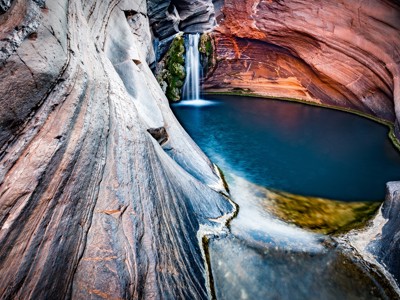 Waterval in een rotskloof met turquoise poel in West-Australië.