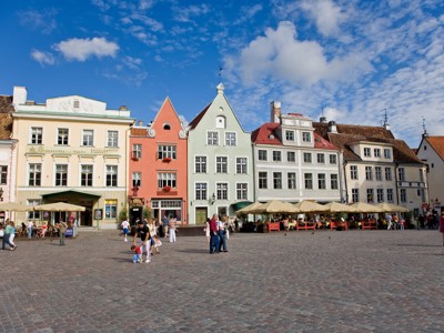 Gekleurde koopmanshuizen en terrasjes op het Raekoja plats in de oude binnenstad van Tallinn, Estland.
