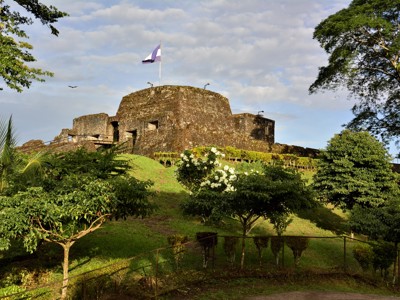 Fort El Castillo op groene heuvel aan de Río San Juan in Nicaragua, onderdeel van de route Costa Rica en Nicaragua.