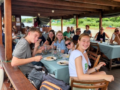 Lunch aan boord van een rivierboot tijdens Route Thailand, 21 dagen, dag 10.