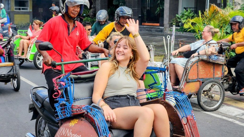 Groepsrondreis Java & Bali: Balinese offermandjes met bloemen bij een tempel.