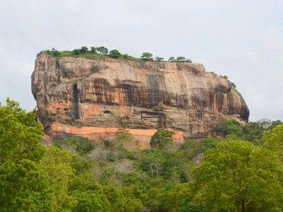 Sigiriya-rots met het Leeuwenfort boven het groene landschap van Sri Lanka.