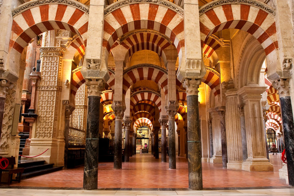 Rood-witte bogen en zuilen in de Mezquita van Córdoba tijdens een familiereis Spanje & Portugal.