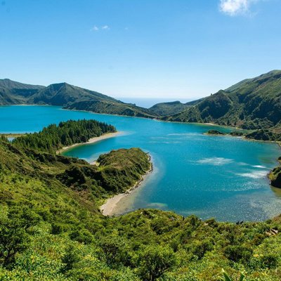 Uitzicht op het kratermeer Lagoa do Fogo met turquoise water en groene berghellingen op São Miguel, Azoren.