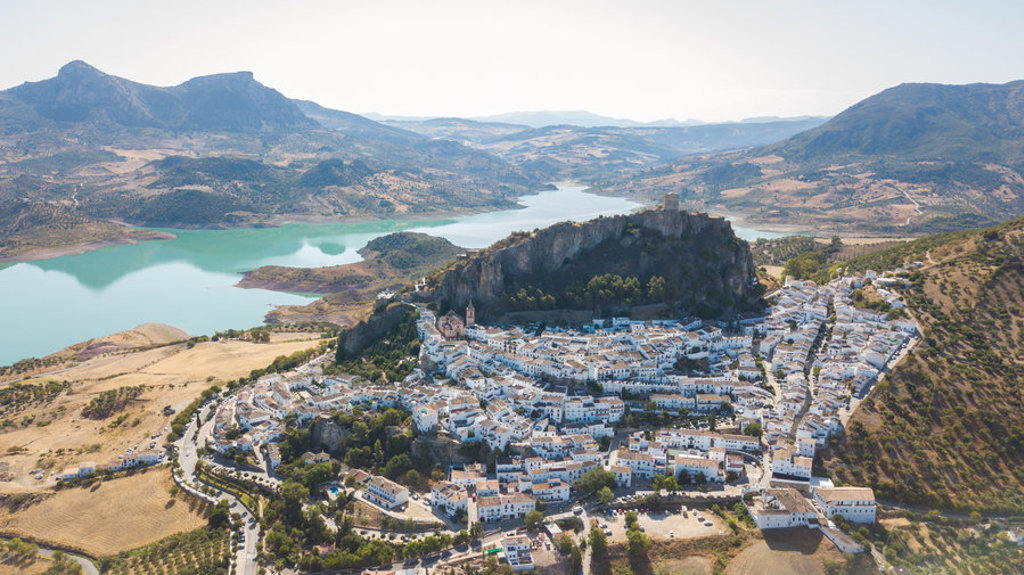 Uitzicht op het witte bergdorp Zahara de la Sierra en het turquoise stuwmeer in Andalusië, Spanje.