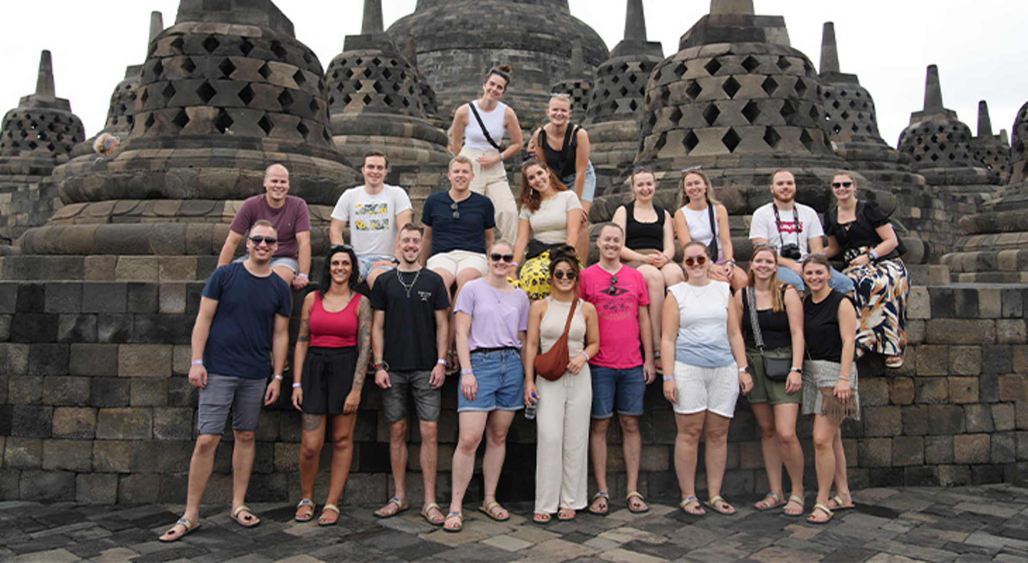Borobudur Java Groepsfoto van reizigers bij de Borobudur-tempel in Java, Indonesië.
