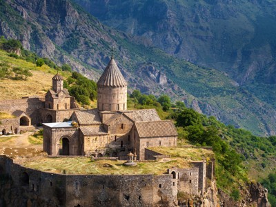 Klooster Tatev op een bergplateau met uitzicht over de Vorotan-kloof in Armenië.
