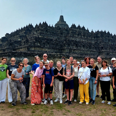 Groepsfoto van familiereis Java bij de Borobudur-tempel in Indonesië.