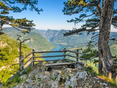 Uitzichtpunt met houten bankje over de Tara-kloof en rivier in Montenegro.