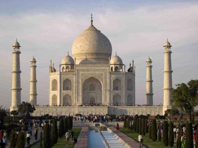 Taj Mahal in Agra met minaretten en reflectievijver, hoogtepunt op de route Rajasthan & Gujarat.