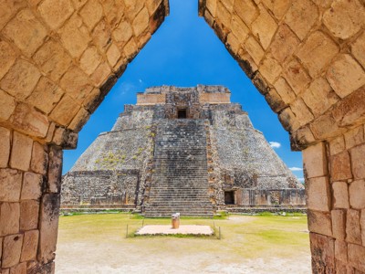 Piramide van de Waarzegger in Uxmal, gezien door een stenen boog tijdens Route Mexico.