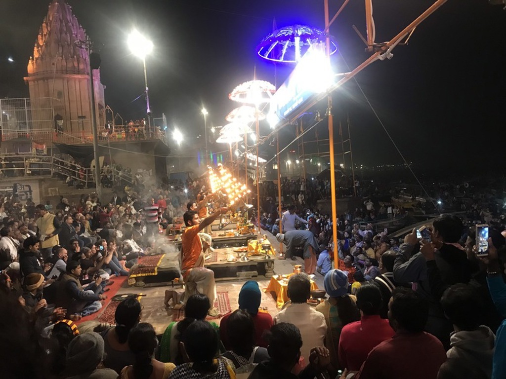 Avondceremonie aan de Ganges in Varanasi tijdens een 22-35ers reis India.