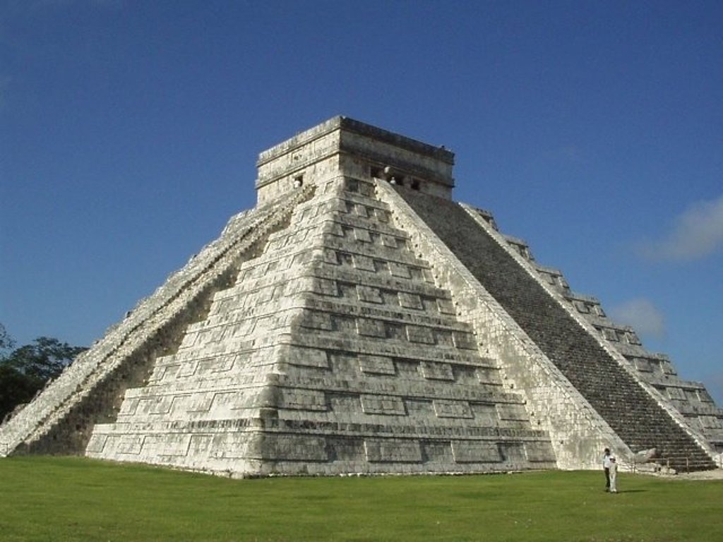 Piramide El Castillo in Chichén Itzá tijdens een 22-35ers reis door Mexico.