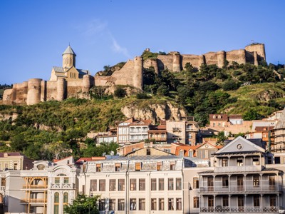 Narikala-fort en kerk boven de oude stad van Tbilisi, Georgië.