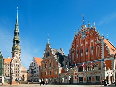 Zicht op het Stadhuisplein in Riga met het Zwarthoofdenhuis en de torenspits van de Sint-Pieterskerk.