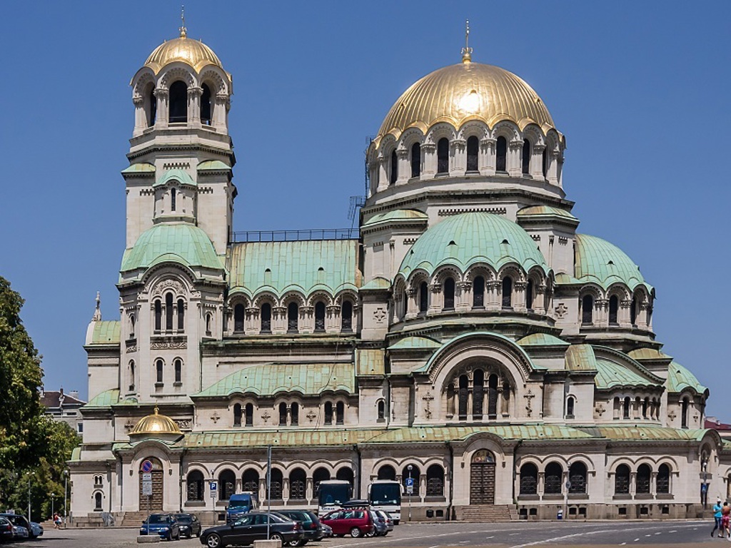 Alexander Nevski-kathedraal in Sofia, Bulgarije, met gouden koepels onder een heldere blauwe lucht.