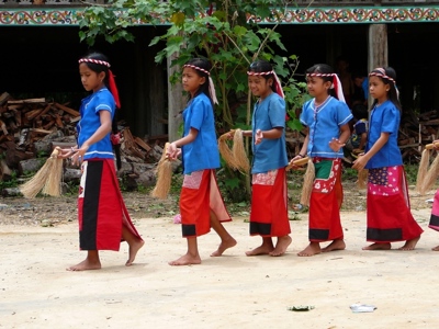 Traditionele dansvoorstelling door kinderen in Kalimantan tijdens de Route Kalimantan.