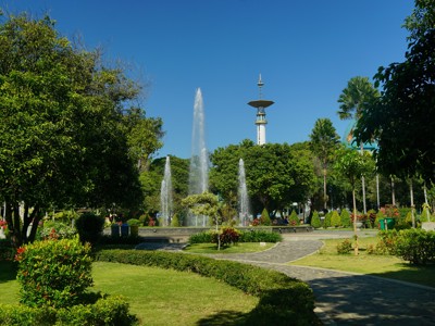 Park met fonteinen en uitkijktoren in Medan op Sumatra, Indonesië.