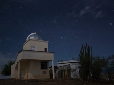 Sterrenhemel boven een observatorium langs de Route Colombia.