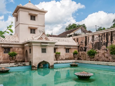 Taman Sari Waterkasteel in Yogyakarta met wit paviljoen en turquoise waterbassin.