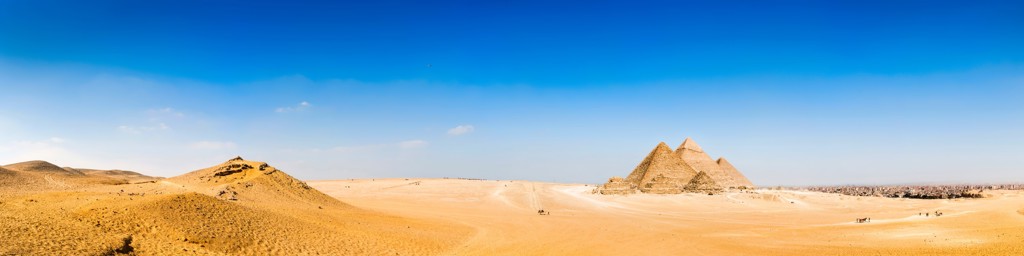Panoramisch uitzicht op de piramides van Gizeh in de woestijn bij Caïro, Egypte.
