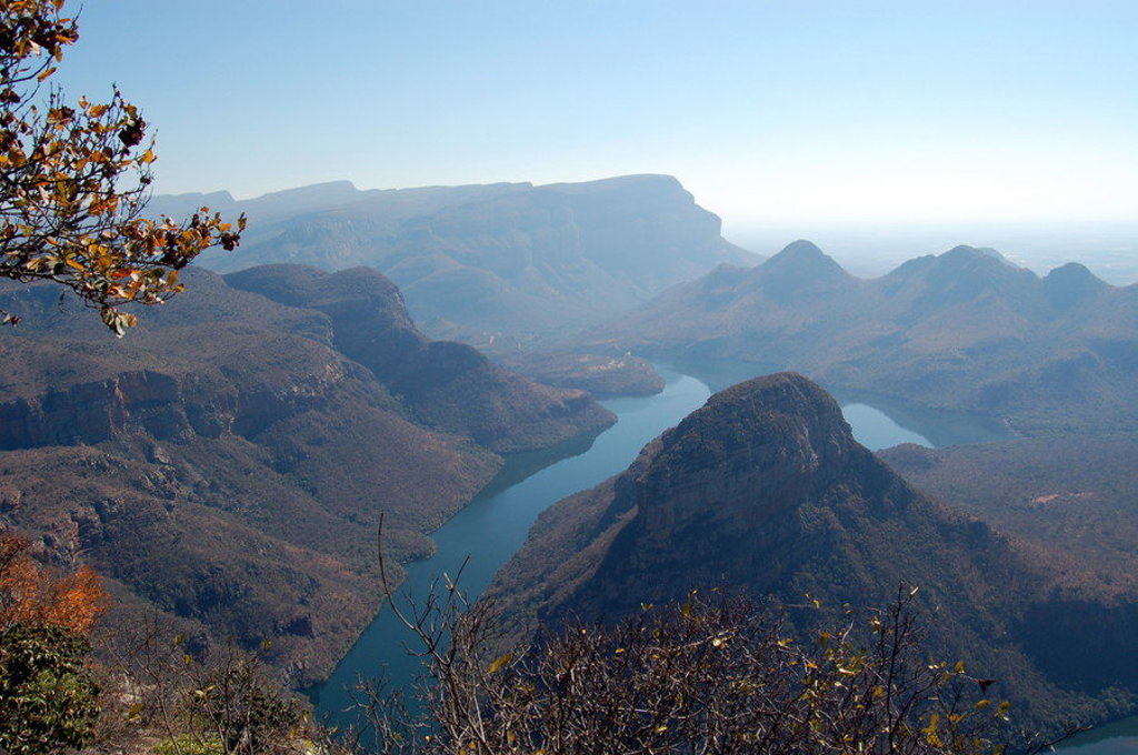 Panorama over de Blyde River Canyon in Zuid-Afrika met kronkelende rivier tussen bergtoppen.