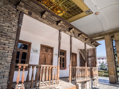 Houten balkon en veranda van een traditioneel Georgisch huis langs de Route Georgië.