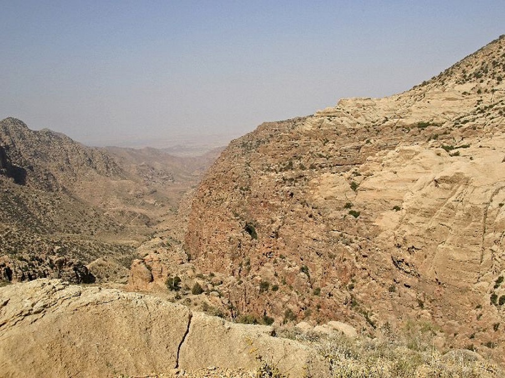 Uitzicht over een rotsachtige woestijnkloof in Jordanië tijdens een familiereis.