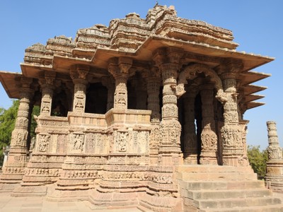 Gedetailleerd gebeeldhouwde Jain-tempel met zuilen en reliëfs in Rajasthan, tijdens de route Rajasthan & Gujarat (20 dagen).