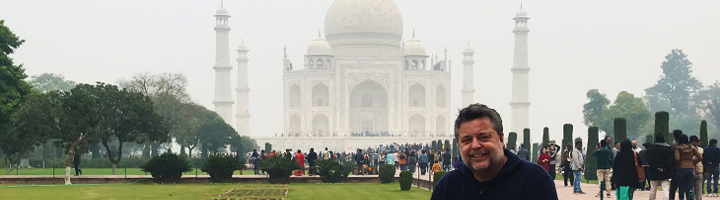 Toerist poseert bij de Taj Mahal in Agra tijdens reis door India.
