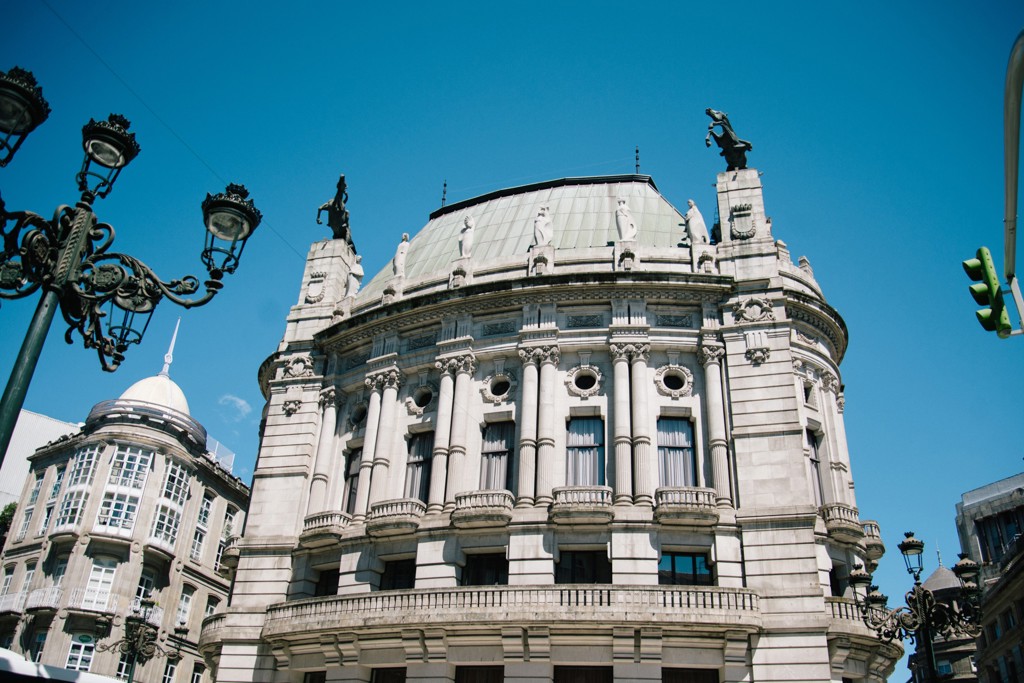Historisch gebouw in Porto tijdens familiereis Spanje & Portugal.