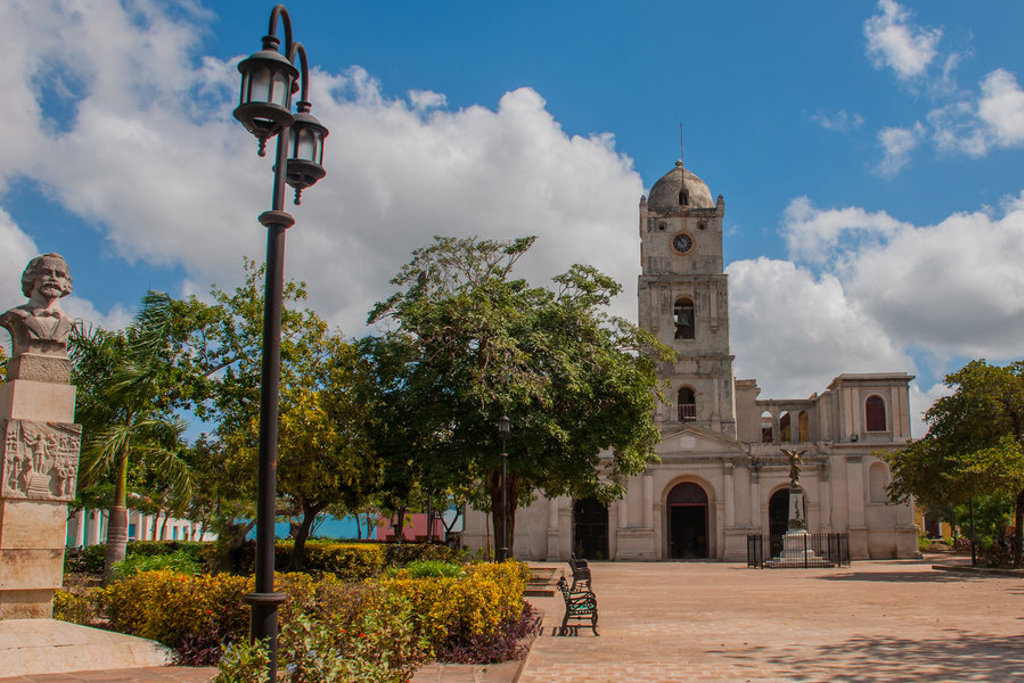 Plein met kathedraal en klokkentoren in Cuba, tijdens een familiereis.