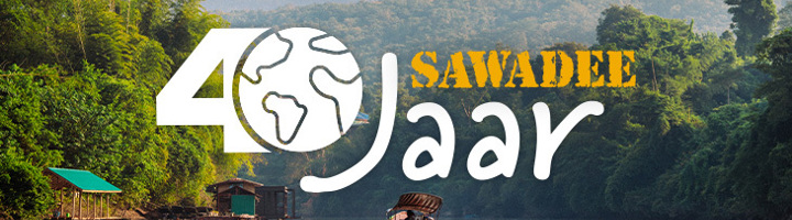 Sawadee viert 40-jarig jubileum met “40 jaar” logo over rivierlandschap met boot en groene heuvels.