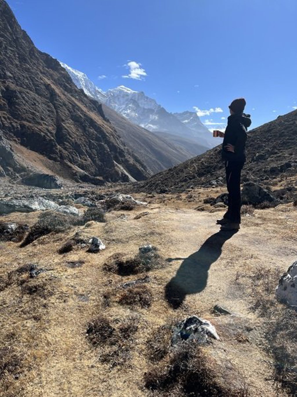 Hangbrug tijdens de Nepal Everest-trektocht, met wandelaars boven een diepe vallei.