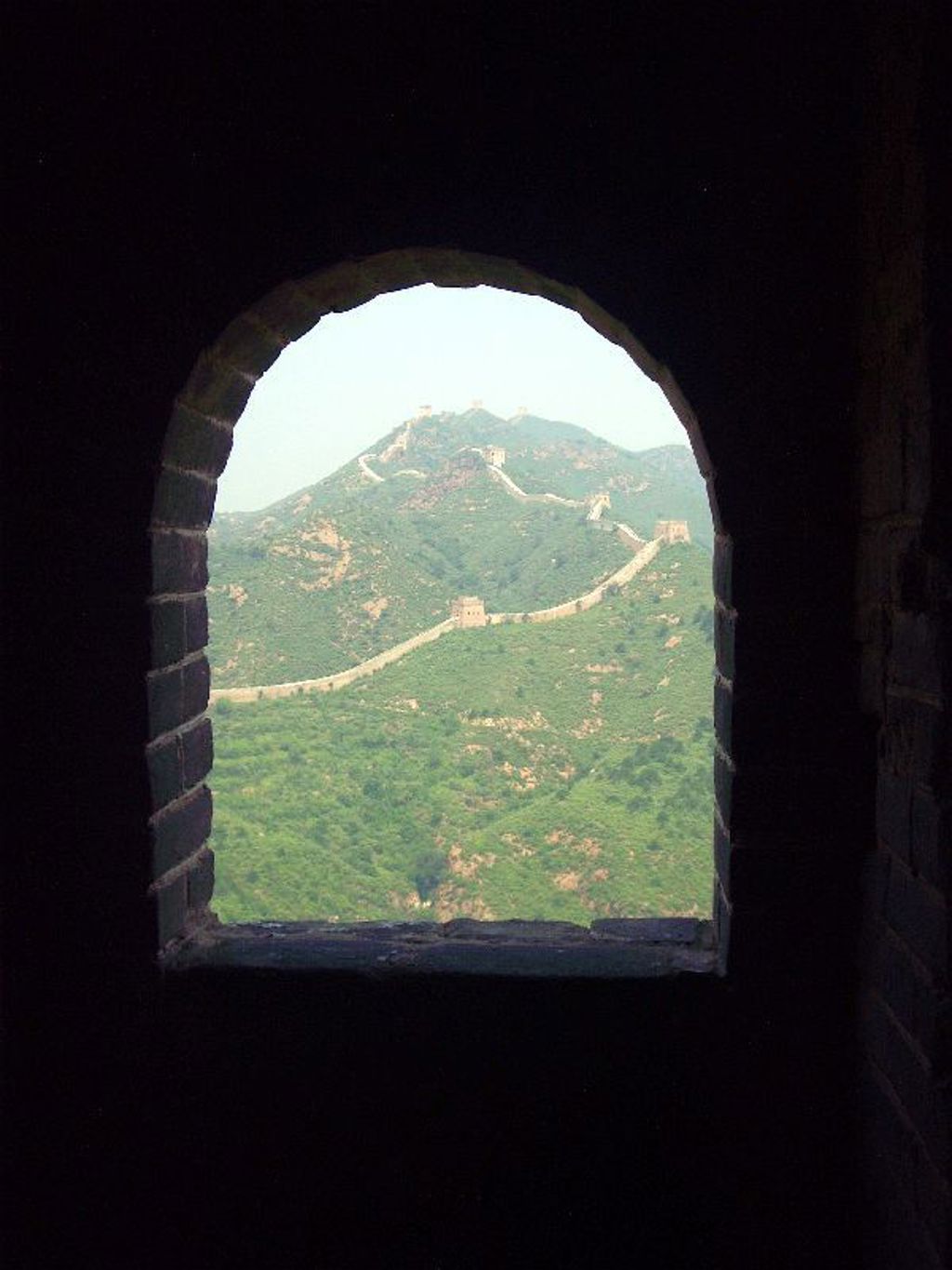 Uitzicht op de Chinese Muur door een stenen boog, Familiereis China.