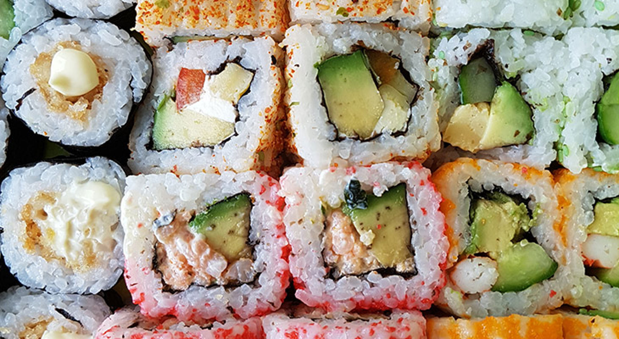 Sushi in Japan Close-up van diverse sushirollen met avocado, komkommer en zalm.