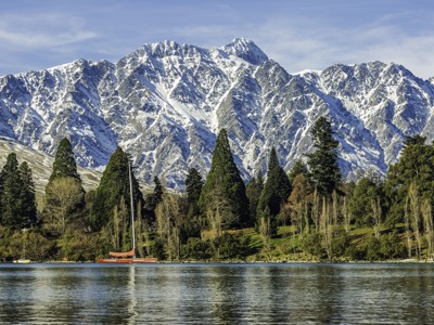 Uitzicht op de besneeuwde Southern Alps bij Lake Wakatipu in Queenstown, Nieuw-Zeeland.