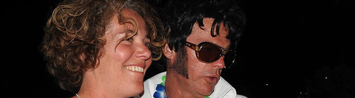 Vrouw poseert met Elvis-imitator tijdens een avond uit in het zuidwesten van de VS.
