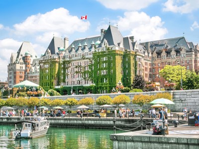 Parlementsgebouw in Victoria, Canada, met haven en bootjes tijdens Route Canada.