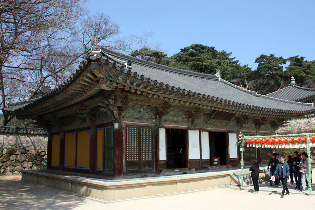 Traditionele Koreaanse tempel met sierlijk dak en bezoekers tijdens een groepsrondreis in Zuid-Korea.