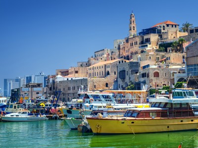 Haven van Jaffa in Tel Aviv met boten en historische gebouwen aan de kust.