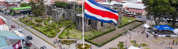 Costa Ricaanse vlag bij de ruïnes van de Santiago Apóstol-kerk op het centrale plein van Cartago.