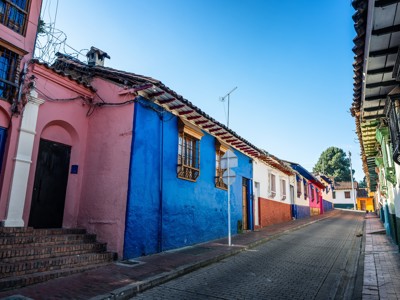 Gekleurde huizen langs een rustige straat in de wijk La Candelaria in Bogotá, Colombia.