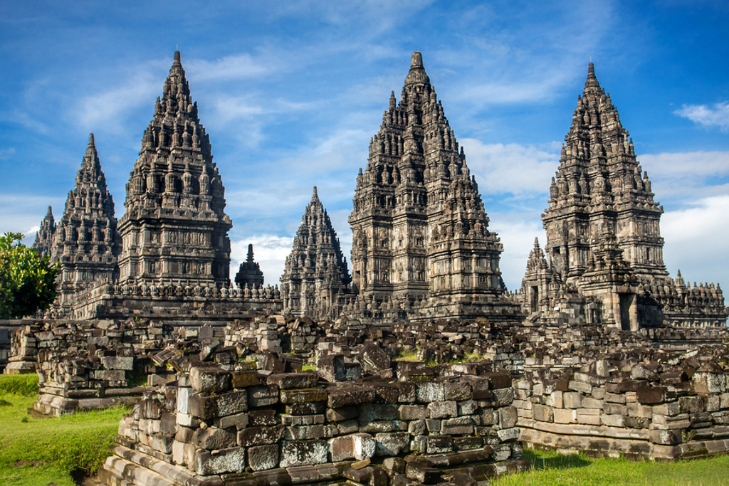 Prambanan-tempelcomplex op Java, Indonesië, met hoge stenen torens onder een blauwe lucht.